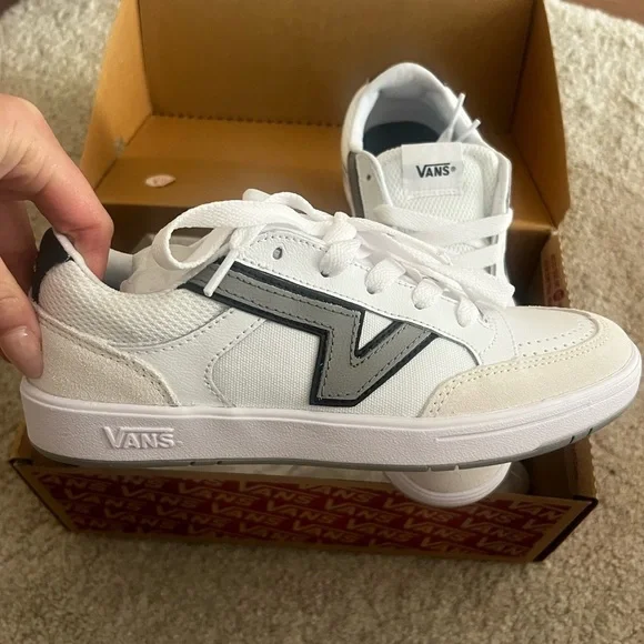 New vans Women’s - Picture 2 of 4